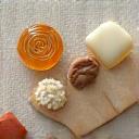 様々な形や色のカスタム石鹸とリボン付きギフトボックス